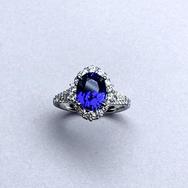 ●Pt Sapphire(Royal Blue from Sri-Lanka)Ring
S: 3.77ct(certified GRS)
D:0.66ct
¥3,500,000-

カシミールブルーと並びサファイアを語り知る上で重要な色。
それがロイヤルブルーです。
かつての大英帝国王室を象徴する色として珍重されてきましたが、それは現在も変わりません。
またロイヤルブルーは最高品質のブルーサファイアと同義になっています。

#jewelry
#finejewellery
#highjewelry
#lightningridge
#mayuyama 
#sapphire 
#マユヤマジュエラー 
#ジュエリー 
#ダイヤモンド 
#エメラルド 
#日比谷 
#帝国ホテル 
#蓝宝石