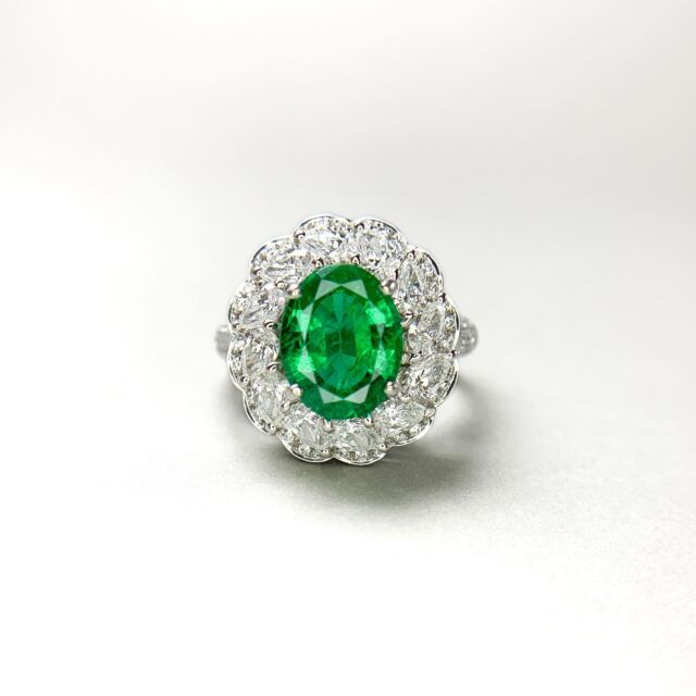 ●K18WG Emerald Ring
E:2.4ct
Certfied CGL
D:1.49ct
¥3,700,000-

#jewelry 
#finejewellery 
#highjewelry 
#mayuyama 
#emerald 
#マユヤマジュエラー 
#ジュエリー 
#ダイヤモンド 
#エメラルド 
#日比谷 
#帝国ホテル 
#绿宝石
